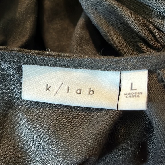 K/LAB size Large black cropped blouse with 🔑 hole back. Linen blend. - Picture 6 of 7